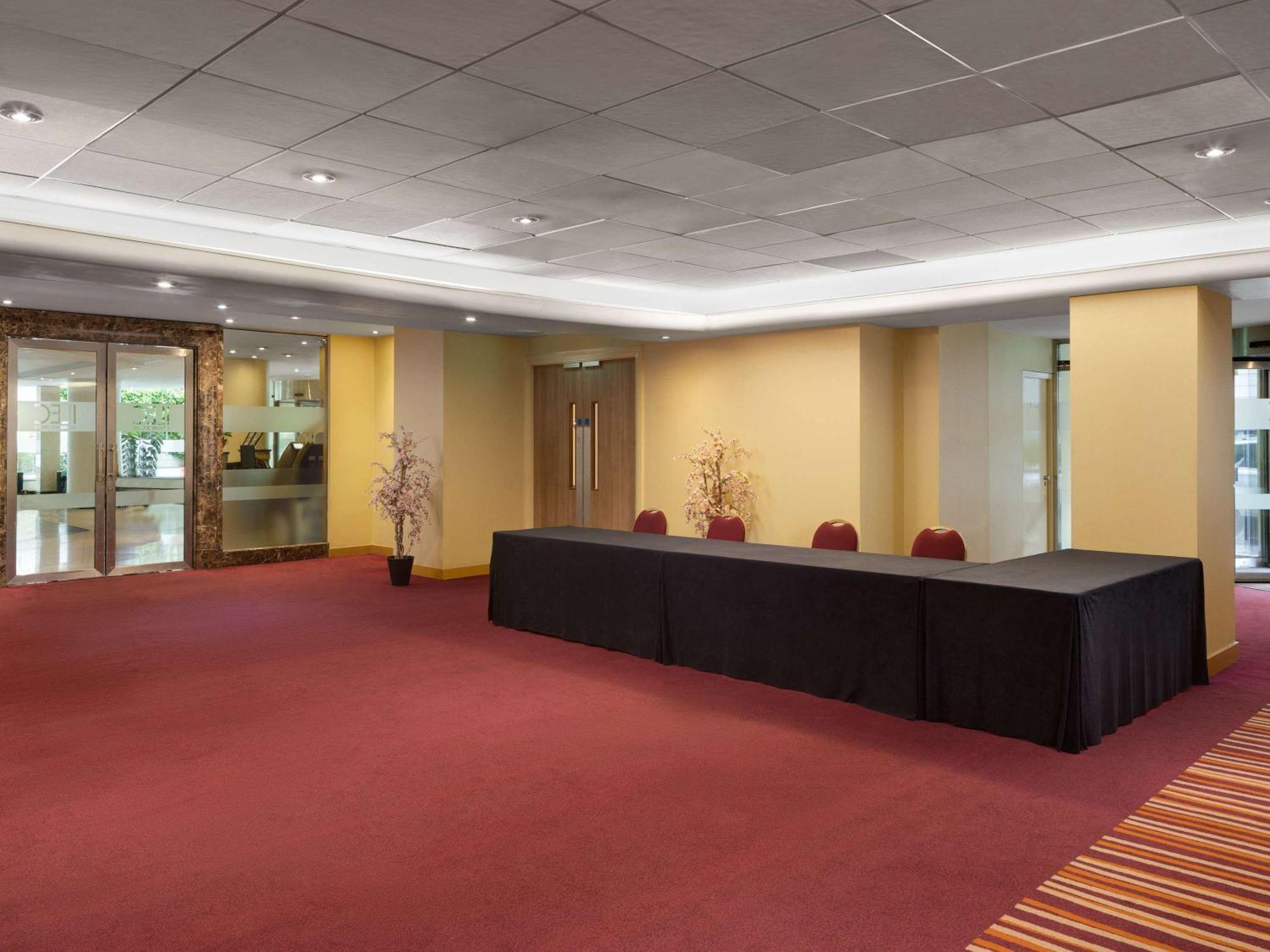 Mercure London Earls Court Экстерьер фото